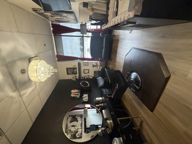 Tenanted Lewisville suite with chandelier